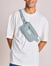 Laden Sie das Bild in den Galerie-Viewer, Fanny Pack Harry von Hindbag in Salbei, aus GOTS-zertifizierter Bio-Baumwolle, rechteckig mit zwei Reißverschlusstaschen und verstellbarem Gurt.