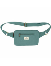 Laden Sie das Bild in den Galerie-Viewer, Fanny Pack Harry von Hindbag in Salbei, aus GOTS-zertifizierter Bio-Baumwolle, rechteckig mit zwei Reißverschlusstaschen und verstellbarem Gurt.