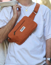 Laden Sie das Bild in den Galerie-Viewer, Fanny Pack Harry von Hindbag in Siena, aus GOTS-zertifizierter Bio-Baumwolle, rechteckig mit zwei Reißverschlusstaschen und verstellbarem Gurt.