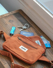 Laden Sie das Bild in den Galerie-Viewer, Fanny Pack Harry von Hindbag in Siena, aus GOTS-zertifizierter Bio-Baumwolle, rechteckig mit zwei Reißverschlusstaschen und verstellbarem Gurt.