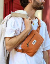 Laden Sie das Bild in den Galerie-Viewer, Fanny Pack Harry von Hindbag in Siena, aus GOTS-zertifizierter Bio-Baumwolle, rechteckig mit zwei Reißverschlusstaschen und verstellbarem Gurt.