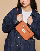 Laden Sie das Bild in den Galerie-Viewer, Fanny Pack Harry von Hindbag in Siena, aus GOTS-zertifizierter Bio-Baumwolle, rechteckig mit zwei Reißverschlusstaschen und verstellbarem Gurt.