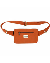 Laden Sie das Bild in den Galerie-Viewer, Fanny Pack Harry von Hindbag in Siena, aus GOTS-zertifizierter Bio-Baumwolle, rechteckig mit zwei Reißverschlusstaschen und verstellbarem Gurt.