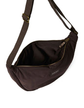 Laden Sie das Bild in den Galerie-Viewer, Studio Noos Fanny Pack Puffy Brown – leichte, kompakte Bauchtasche mit verstellbarem Gurt.