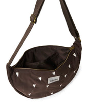 Laden Sie das Bild in den Galerie-Viewer, Studio Noos Fanny Pack Puffy Hearts Brown – leichte Bauchtasche mit Herzchenmuster und verstellbarem Gurt.