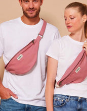 Laden Sie das Bild in den Galerie-Viewer, Große Fanny Pack Sasha L von Hindbag in Blush aus GOTS-zertifizierter Bio-Baumwolle mit Außen- und Innentasche und verstellbarem Schultergurt.