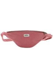 Laden Sie das Bild in den Galerie-Viewer, Große Fanny Pack Sasha L von Hindbag in Blush aus GOTS-zertifizierter Bio-Baumwolle mit Außen- und Innentasche und verstellbarem Schultergurt.