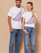 Laden Sie das Bild in den Galerie-Viewer, Große Fanny Pack Sasha L von Hindbag in Flieder aus GOTS-zertifizierter Bio-Baumwolle mit Außen- und Innentasche und verstellbarem Schultergurt.