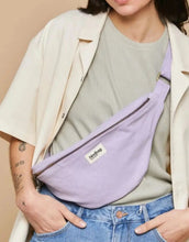Laden Sie das Bild in den Galerie-Viewer, Große Fanny Pack Sasha L von Hindbag in Flieder aus GOTS-zertifizierter Bio-Baumwolle mit Außen- und Innentasche und verstellbarem Schultergurt.