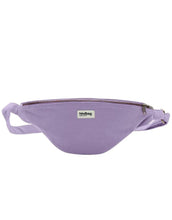 Laden Sie das Bild in den Galerie-Viewer, Große Fanny Pack Sasha L von Hindbag in Flieder aus GOTS-zertifizierter Bio-Baumwolle mit Außen- und Innentasche und verstellbarem Schultergurt.
