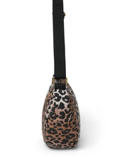 Laden Sie das Bild in den Galerie-Viewer, Studio Noos Fanny Pack Soft Cotton Leopard Hazel – stylische Bauchtasche aus 100 % Baumwolle, tragbar als Hüfttasche oder crossbody, geräumige Gürteltasche im Leopardenmuster, Maße 39x20x11 cm.