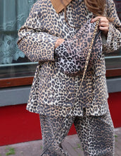 Laden Sie das Bild in den Galerie-Viewer, Studio Noos Fanny Pack Soft Cotton Leopard Hazel – stylische Bauchtasche aus 100 % Baumwolle, tragbar als Hüfttasche oder crossbody, geräumige Gürteltasche im Leopardenmuster, Maße 39x20x11 cm.