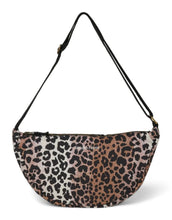 Laden Sie das Bild in den Galerie-Viewer, Studio Noos Fanny Pack Soft Cotton Leopard Hazel – stylische Bauchtasche aus 100 % Baumwolle, tragbar als Hüfttasche oder crossbody, geräumige Gürteltasche im Leopardenmuster, Maße 39x20x11 cm.
