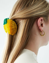 Laden Sie das Bild in den Galerie-Viewer, Zitronenförmige Acetat-Haarspange, bunt und lustig.
Gelbe und grüne Farbe.