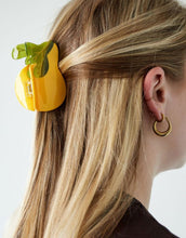 Laden Sie das Bild in den Galerie-Viewer, Haarklammer in Birnenform aus Acetat – ideal für sommerliche Frisuren.
Stabiler Halt und frisches Design in zarten Farben.