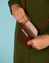 Laden Sie das Bild in den Galerie-Viewer, Handy-Umhängetasche Bill von Hindbag in Chocolate – kompakte Smartphone-Tasche aus robuster Bio-Baumwolle mit verstellbarem Schultergurt und praktischem Rückfach.