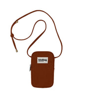 Laden Sie das Bild in den Galerie-Viewer, Handy-Umhängetasche Bill von Hindbag in Chocolate – kompakte Smartphone-Tasche aus robuster Bio-Baumwolle mit verstellbarem Schultergurt und praktischem Rückfach.
