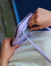 Laden Sie das Bild in den Galerie-Viewer, Handy-Umhängetasche Bill von Hindbag in Lila – kompakte Smartphone-Tasche aus robuster Bio-Baumwolle mit verstellbarem Schultergurt und praktischem Rückfach