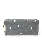 Laden Sie das Bild in den Galerie-Viewer, Studio Noos Denim Grey Pouch – vielseitige Kosmetiktasche und Windeltasche aus 100% Baumwolle, praktische Aufbewahrungstasche in Grau, Maße 9x24x9 cm.