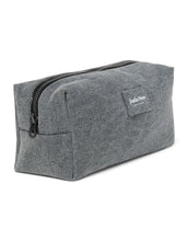 Laden Sie das Bild in den Galerie-Viewer, Studio Noos Denim Grey Pouch – vielseitige Kosmetiktasche und Windeltasche aus 100% Baumwolle, praktische Aufbewahrungstasche in Grau, Maße 9x24x9 cm.