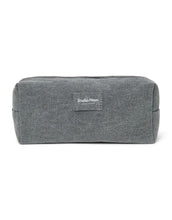 Laden Sie das Bild in den Galerie-Viewer, Studio Noos Denim Grey Pouch – vielseitige Kosmetiktasche und Windeltasche aus 100% Baumwolle, praktische Aufbewahrungstasche in Grau, Maße 9x24x9 cm.