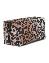Laden Sie das Bild in den Galerie-Viewer, Studio Noos Soft Cotton Pouch Leopard Hazel – kompakte Kosmetiktasche aus 100 % Baumwolle, vielseitig nutzbar als Make-up-Bag oder Windeltasche, Maße 9x24x9 cm.