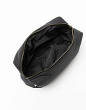 Laden Sie das Bild in den Galerie-Viewer, Studio Noos Puffy Black Pouch – wattierte Kosmetiktasche aus 100 % Polyester, vielseitig nutzbar als Make-up-Bag oder Windeltasche, Maße 9x24x9 cm.
