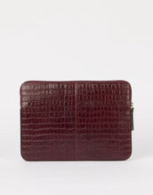 Laden Sie das Bild in den Galerie-Viewer, O MY BAG Laptophülle Croco Cherry Red – elegante Laptop Sleeve für 13”/14” mit Croco-Prägung und Innenriemen.