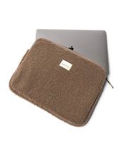Laden Sie das Bild in den Galerie-Viewer, Studio Noos Laptophülle Teddy Brown 15 Zoll – stylische Laptop-Tasche für MacBook 15 Zoll, weiche Schutzhülle aus Teddy-Stoff, kompakt und stoßfest, Maße 38x29x2 cm.