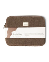 Laden Sie das Bild in den Galerie-Viewer, Studio Noos Laptophülle Teddy Brown 15 Zoll – stylische Laptop-Tasche für MacBook 15 Zoll, weiche Schutzhülle aus Teddy-Stoff, kompakt und stoßfest, Maße 38x29x2 cm.