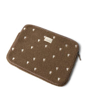 Laden Sie das Bild in den Galerie-Viewer, Studio Noos Laptophülle Teddy Brown Hearts 15 Zoll – stylische Laptop-Tasche für MacBook 15 Zoll, weiche Schutzhülle aus Teddy-Stoff, kompakt und stoßfest, Maße 38x29x2 cm.