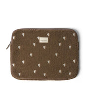 Laden Sie das Bild in den Galerie-Viewer, Studio Noos Laptophülle Teddy Brown Hearts 15 Zoll – stylische Laptop-Tasche für MacBook 15 Zoll, weiche Schutzhülle aus Teddy-Stoff, kompakt und stoßfest, Maße 38x29x2 cm.