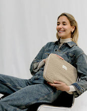 Laden Sie das Bild in den Galerie-Viewer, Studio Noos Laptophülle Teddy Ecru 15 Zoll – stylische Laptop-Tasche für MacBook 15 Zoll, weiche Schutzhülle aus Teddy-Stoff, kompakt und stoßfest, Maße 38x29x2 cm.