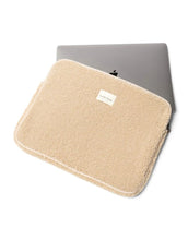 Laden Sie das Bild in den Galerie-Viewer, Studio Noos Laptophülle Teddy Ecru 15 Zoll – stylische Laptop-Tasche für MacBook 15 Zoll, weiche Schutzhülle aus Teddy-Stoff, kompakt und stoßfest, Maße 38x29x2 cm.