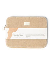 Laden Sie das Bild in den Galerie-Viewer, Studio Noos Laptophülle Teddy Ecru 15 Zoll – stylische Laptop-Tasche für MacBook 15 Zoll, weiche Schutzhülle aus Teddy-Stoff, kompakt und stoßfest, Maße 38x29x2 cm.