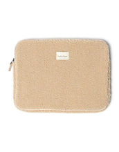 Laden Sie das Bild in den Galerie-Viewer, Studio Noos Laptophülle Teddy Ecru 15 Zoll – stylische Laptop-Tasche für MacBook 15 Zoll, weiche Schutzhülle aus Teddy-Stoff, kompakt und stoßfest, Maße 38x29x2 cm.