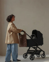 Laden Sie das Bild in den Galerie-Viewer, Wickeltasche Teddy Brown Hearts von Studio Noos – Rückseite mit D-Ringen zur Befestigung am Kinderwagen