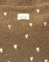 Laden Sie das Bild in den Galerie-Viewer, Detailaufnahme Teddy Brown Hearts Wickeltasche von Studio Noos mit Herzstickerei im Teddy-Material