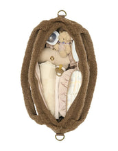 Laden Sie das Bild in den Galerie-Viewer, Innenansicht der Studio Noos Wickeltasche Teddy Brown Hearts mit wasserabweisendem Futter und Fächern