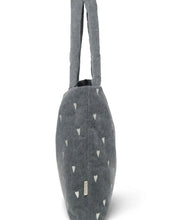 Laden Sie das Bild in den Galerie-Viewer, Studio Noos Mom Bag Denim Grey Hearts – große Alltagstasche aus 100 % Baumwolle, geräumige Schultertasche und Wickeltasche mit Herzen-Design, Maße 58x42 cm.