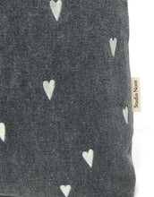 Laden Sie das Bild in den Galerie-Viewer, Studio Noos Mom Bag Denim Grey Hearts – große Alltagstasche aus 100 % Baumwolle, geräumige Schultertasche und Wickeltasche mit Herzen-Design, Maße 58x42 cm.