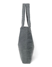 Laden Sie das Bild in den Galerie-Viewer, Studio Noos Mom Bag Denim Grey – große Alltagstasche aus 100 % Baumwolle, geräumige Schultertasche und Wickeltasche mit Herzen-Design, Maße 58x42 cm.