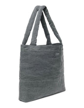 Laden Sie das Bild in den Galerie-Viewer, Studio Noos Mom Bag Denim Grey – große Alltagstasche aus 100 % Baumwolle, geräumige Schultertasche und Wickeltasche mit Herzen-Design, Maße 58x42 cm.