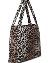 Laden Sie das Bild in den Galerie-Viewer, Studio Noos Mom Bag Soft Cotton Leopard – große Alltagstasche aus 100 % Baumwolle, geräumige Schultertasche und Wickeltasche im Leopardenmuster, Maße 58x42 cm.