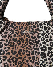 Laden Sie das Bild in den Galerie-Viewer, Studio Noos Mom Bag Soft Cotton Leopard – große Alltagstasche aus 100 % Baumwolle, geräumige Schultertasche und Wickeltasche im Leopardenmuster, Maße 58x42 cm.