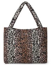 Laden Sie das Bild in den Galerie-Viewer, Studio Noos Mom Bag Soft Cotton Leopard – große Alltagstasche aus 100 % Baumwolle, geräumige Schultertasche und Wickeltasche im Leopardenmuster, Maße 58x42 cm.