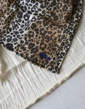 Laden Sie das Bild in den Galerie-Viewer, Studio Noos Musselin Swaddle Leopard-Muster, 120x120 cm aus 100 % Bio-Baumwolle – vielseitig als Tuch oder Accessoire.