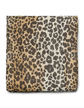 Laden Sie das Bild in den Galerie-Viewer, Studio Noos Musselin Swaddle Leopard-Muster, 120x120 cm aus 100 % Bio-Baumwolle – vielseitig als Tuch oder Accessoire.