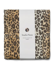 Laden Sie das Bild in den Galerie-Viewer, Studio Noos Musselin Swaddle Leopard-Muster, 120x120 cm aus 100 % Bio-Baumwolle – vielseitig als Tuch oder Accessoire.