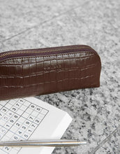 Laden Sie das Bild in den Galerie-Viewer, O MY BAG Pencil Case Croco Large Chocolate – großes Etui aus Croco-Leder mit Reißverschluss.
